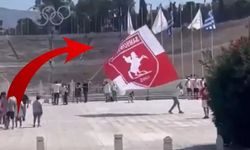 Bir Samsunspor taraftarı, Yunanistan'ın ortasında Atatürk logolu bayrağı dalgalandırdı