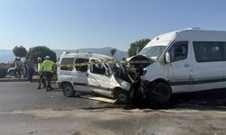 İzmir’de servis minibüsüyle ticari araç çarpıştı: 1 ölü, 13 yaralı