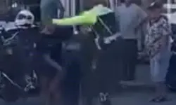 İzmir’de trafik polisine saldırı kamerada