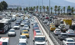 İzmir'de trafik kilit: Özellikle bu güzergâhlarda araçlar adım adım ilerliyor