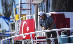 İzmir’de deniz mesaisi başlıyor: Balıkçılar ağlarını hamsi için attı