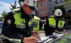 İzmir'de polisten kaçarken tıra çarptı: Genç sürücüye 69 bin liralık ceza