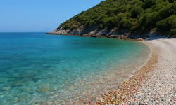 İzmir’in saklı cenneti Renkli Taşlar Plajı'da nefes kesen bir yolculuk