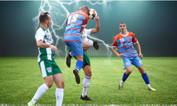 Futbol maçında sahaya yıldırım düştü 1'i ağır 2 yaralı