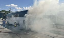 Manisa'da seyir halindeki otobüsü alev aldı