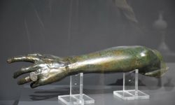 İzmir Arkeoloji Müzesi’nde 2 bin yıllık bronz kol ilk kez sergide