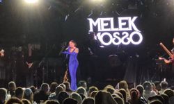 Melek Mosso’dan sahnede güçlü mesaj: “Kadına şiddet uygulayanları dışlayın”