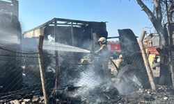 İzmir İtfaiyesi Işıkkent’teki konteyner yangınına müdahale etti