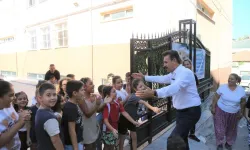 İzmir’de miniklere kırtasiye desteği: Eğitim setleri dağıtıldı