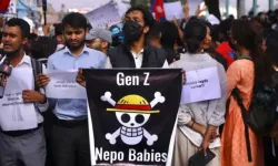 Nepal'de Z kuşağı isyanı: Sosyal medya yasağı ve 'Nepo bebekler' öfkesi başbakanı devirdi