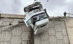İzmir'de yağmur kazası: Taş yüklü tır viyadükte askıda kaldı