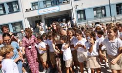 Çeşme'de ilkokula başlayan öğrencilere hoş geldin hediyesi
