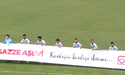 Futbolculardan tribünlere fındık ikramı