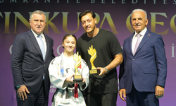 Eski futbolcu Mesut Özil, 'Yılın spor insanı' seçildi