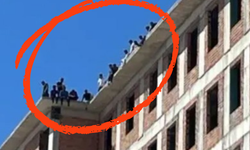 Toplu intihar girişimi! Maaşlarını alamayan 15 işçi binanın tepesine çıktı