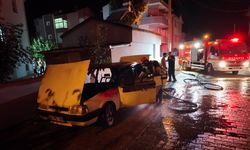 Park halindeki otomobil, kontağı çalıştırılınca alev aldı