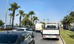 Mustafa Kemal Sahil Bulvarı’nda arıza yapan araç sahil trafiğini kilitledi