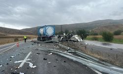 Otobüs ve tır çarpıştı: 20 kişi yaralandı
