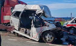 TIR, trafik ışıklarında bekleyen minibüse çarptı: 15 yaralı