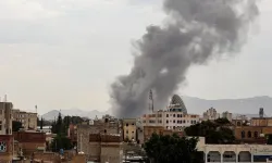 İsrail’den Yemen’e ikinci darbe: Yeniden bombaladı