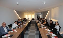 İlk protokol dersi babaanneden: Kalkacağın yere oturma