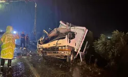 Feci kaza!  Devrilen kamyonet karşı şeride geçti: Ölü ve yaralılar var, 3 yaralı