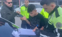 Yaşı: 14 Patronun aracını kaçırdı, polislerle kovalamaca yaşadı, gazetecilere tehditler savurdu