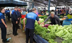 Buca’da semt pazarlarında hijyen alarmı: Zabıta sahada