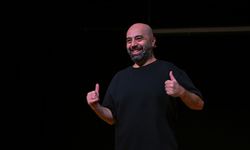 İZKİTAP’a yağmura rağmen yoğun ilgi: Tahsin Hasoğlu ile kahkaha dolu gece!