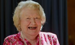İngiliz komedisinin efsanesi Dame Patricia Routledge hayatını kaybetti
