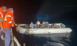 İzmir açıklarında durdurulan 2 botta 86 göçmen yakalandı