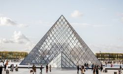 Louvre Müzesi soygununa ait yeni görüntü ortaya çıktı