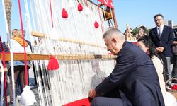 İzmir’de Cumhuriyetin 102. yılına özel anlamlı tören: Türk bayrağı dokundu
