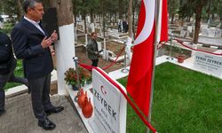 CHP Genel Başkanı Özel’den Ferdi Zeyrek’in kabrine ziyaret
