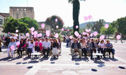 Çeşme’de pembe adımlar: Meme kanserinde farkındalık için yürüdüler