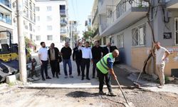 Bayraklı'da Başkan Önal, asfalt çalışmalarını yerinde inceledi