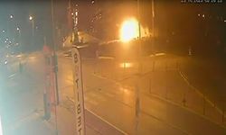 Tank anıtına çarpan otomobilden alev çıktı