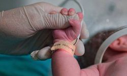 ‘Doğumda doktorun elinden kayan bebek öldü’ iddiası: Aile ihmal zincirine dikkat çekti