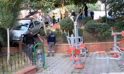 Yokuştan kayan otomobil çocuk parkına girdi