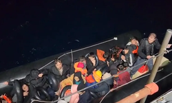 İzmir açıklarında 104 düzensiz göçmen yakalandı