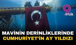 İzmir Çeşme'de mavinin derinliklerinde Cumhuriyet ay-yıldızı