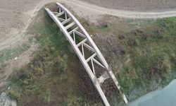 Seyhan Barajı’nda kuraklık: 70 yıl sonra su altından köprü çıktı