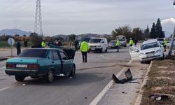 İzmir’de iki otomobilin çarpıştı: 5 yaralı