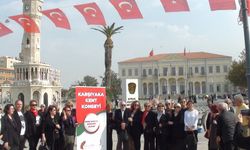 Karşıyaka'da duygu dolu anma: Atilla İlhan Korosu’ndan yolculara 87. yıl sürprizi