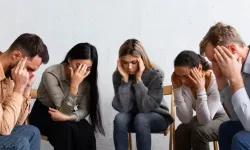 Mutluluk eğrisi tersine döndü: Gençler tarihin en mutsuz kuşağı