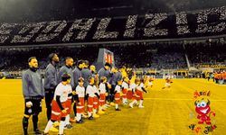 Dünya futbol tarihinde bir ilk: Telefon ışıklarıyla koreografi yaptılar