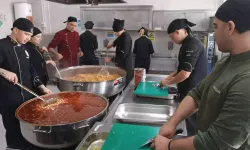 Ödemiş'te gönül kazanı kaynıyor: Meslek liseli gençlerden bin kardeşe sıcak yemek