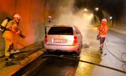 Konak Tüneli’nde alev alan otomobil kül oldu