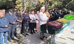 Gıda zehirlenmesinde ölen anne ve iki çocuğu toprağa verildi