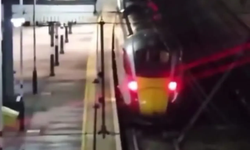 Trende bıçaklı saldırı: 10 yaralı, 2 şüpheli gözaltında